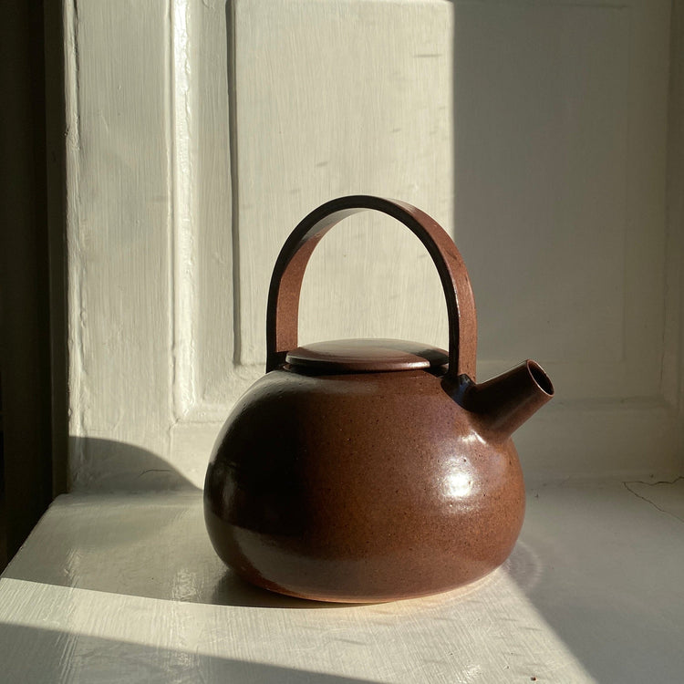 Handthrown teapot - brown, Vibeke Ottesen, YONOBI