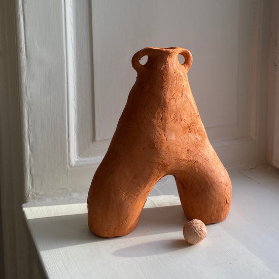 Two legged vessel with round ceramic ball - Terracotta, Atelier 1991, YONOBI