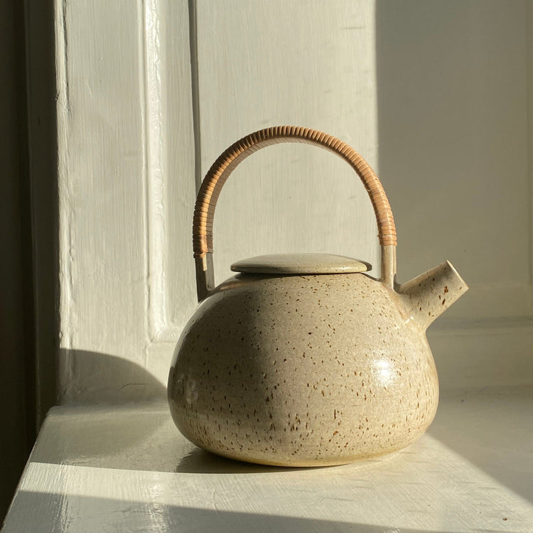 Handthrown teapot - Beige with speckle, Vibeke Ottesen, YONOBI