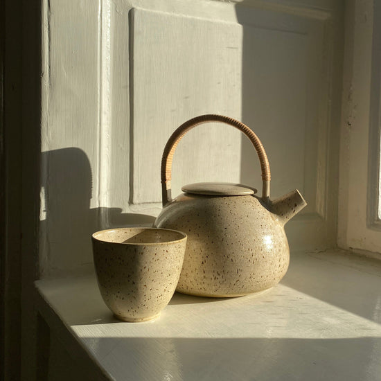 Handthrown cup - Beige with speckle, Vibeke Ottesen, YONOBI