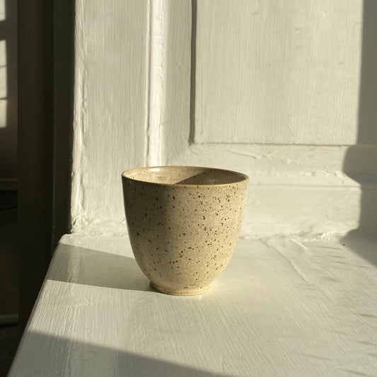 Handthrown cup - Beige with speckle, Vibeke Ottesen, YONOBI