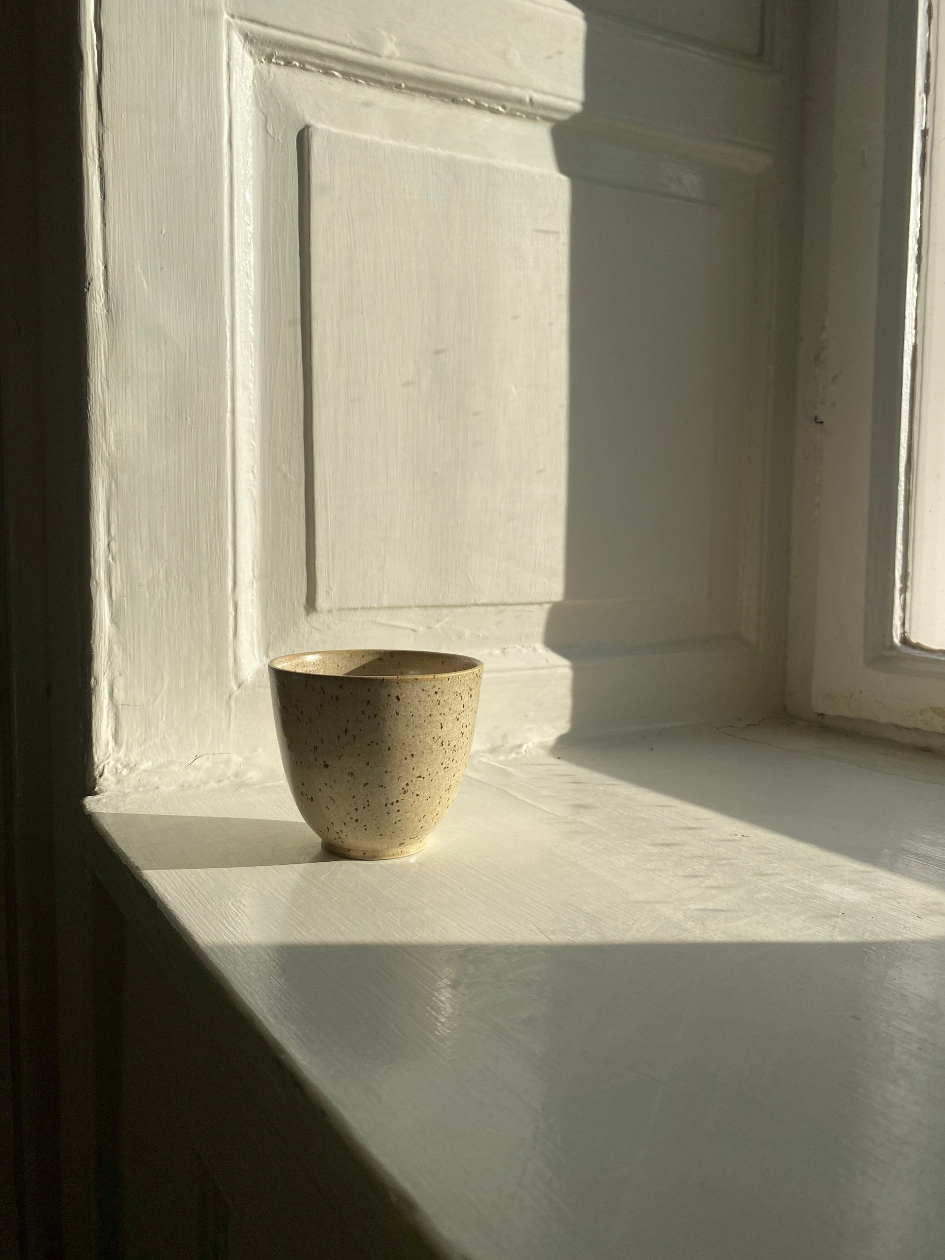 Handthrown cup - Beige with speckle, Vibeke Ottesen, YONOBI