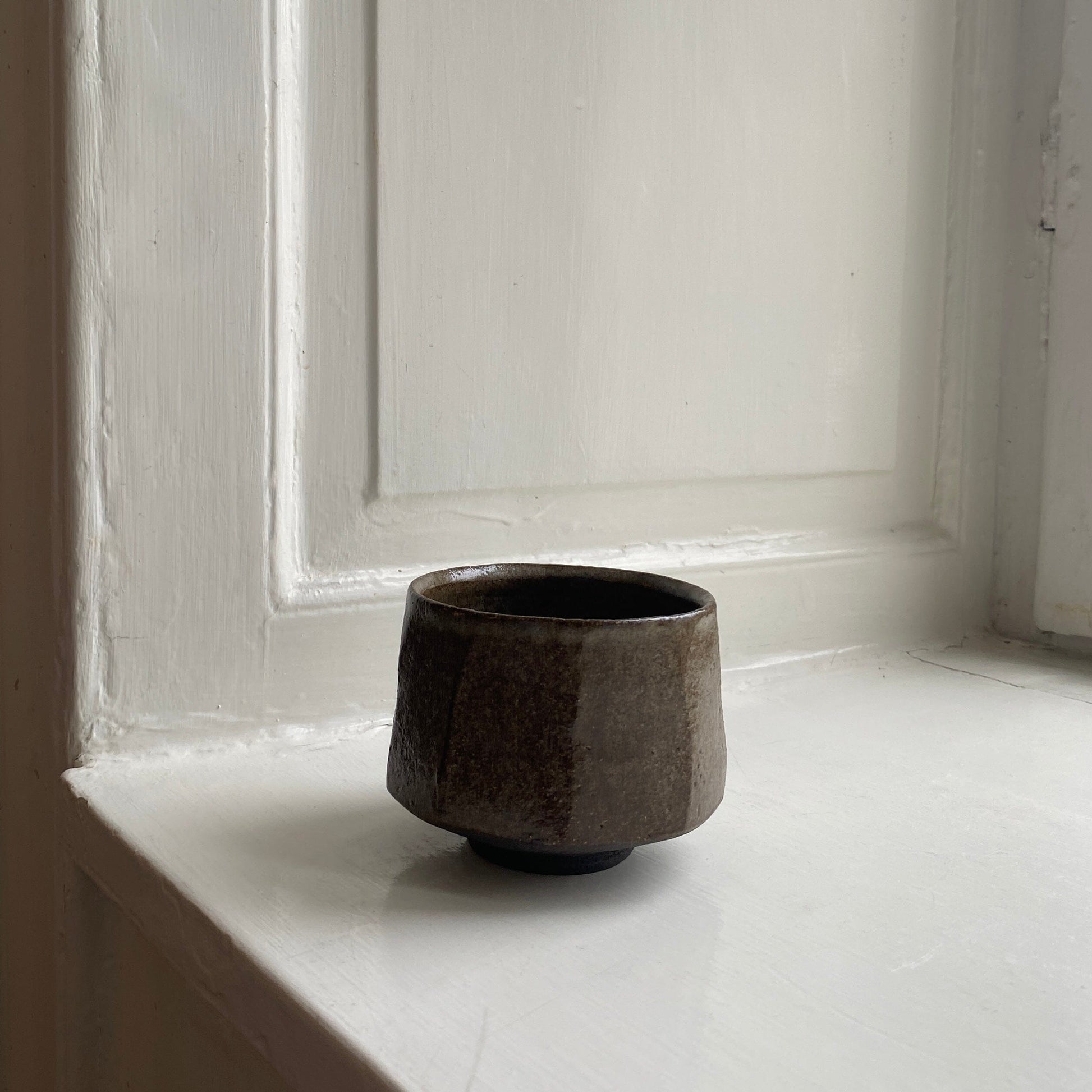 (Kopi) Handthrown Tea bowl - Unika - Black clay Cup Kristine Vedel Adeltoft Grønsund - black clay 