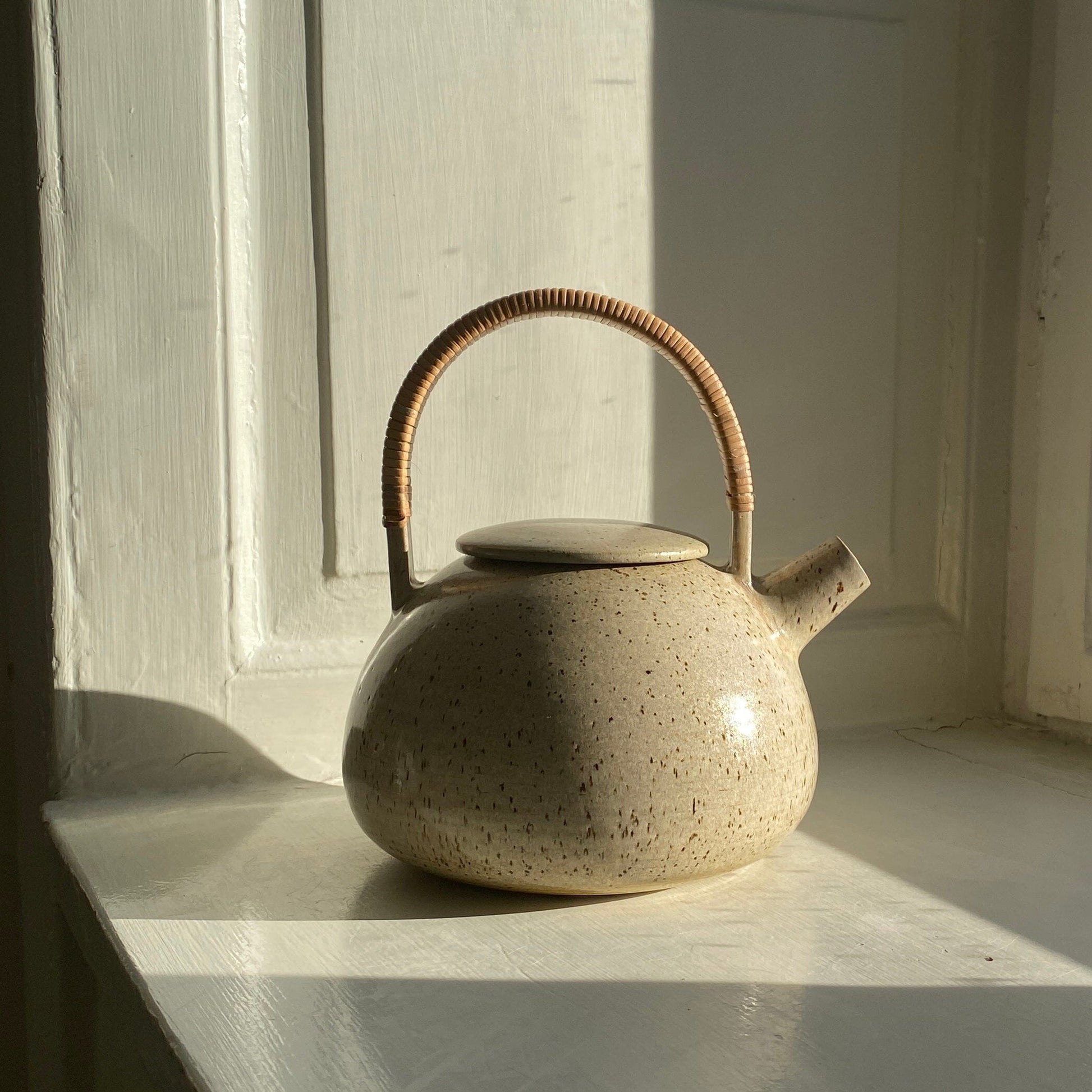 Handthrown teapot - Beige with speckle, Vibeke Ottesen, YONOBI