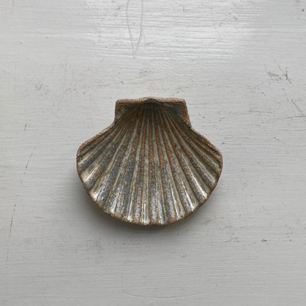 Small Scallop Plate – Gray plate Roxy ceramics 