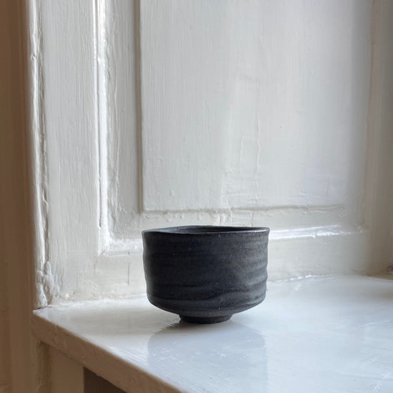 Handthrown Tea bowl - Unika - Black clay Cup Kristine Vedel Adeltoft 