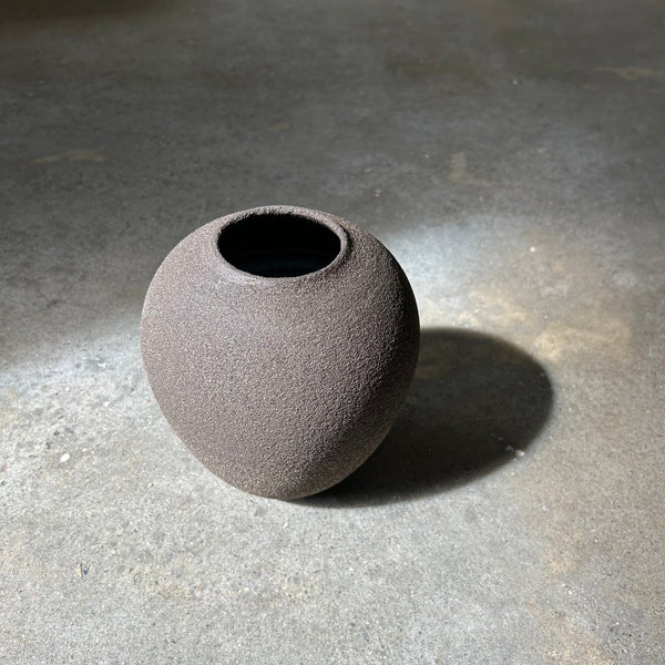 Unique Vase - black grogged stoneware Vase Pauline Boisaubert 